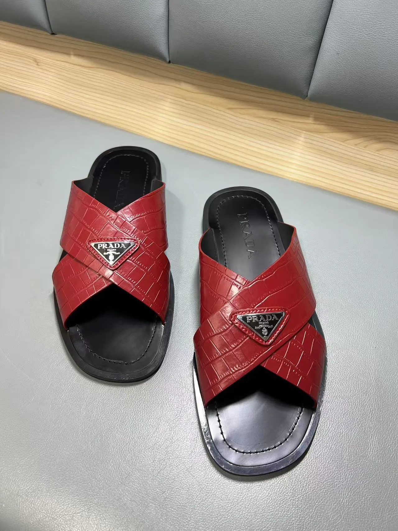 340💰PRADA Prada’s latest slippers are synchronized with the official website. This slipper is made of the brand’s unique and iconic Saffiano leather. The brand logo jumps out from the double straps, and the brand style is clearly visible. Cowhide gives men elegant charm and functional design, making it an ideal choice for vacation and leisure. Size:38-45